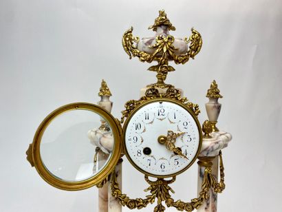 null Pendule-portique de style Louis XVI, début XXe, marbre et bronze, avec clefs,...