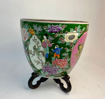 JAPON Cache-pot à riche décor en émaux polychromes (famille rose), ère Meiji / circa...