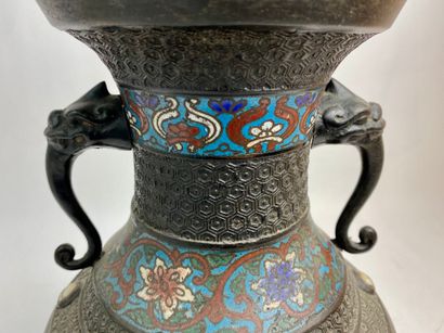 JAPON Vase de temple à décor floral en émaux cloisonnés polychromes, anses zoomorphes,...