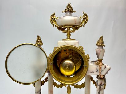 null Pendule-portique de style Louis XVI, début XXe, marbre et bronze, avec clefs,...
