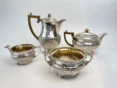 LONDRES Exceptional Regency-period gadrooned tea and coffee service, 1814, chased...