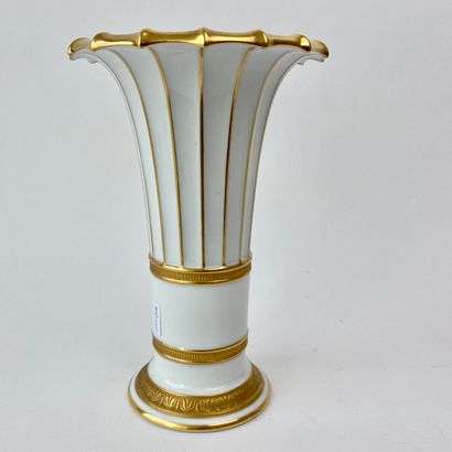 Royal Copenhagen Vase-cornet palmiforme blanc et or, 1946, porcelaine, marqué au...