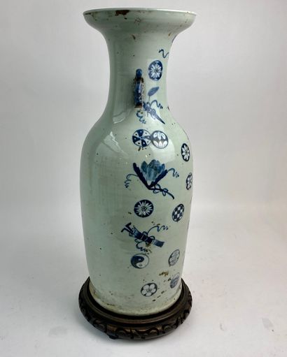 CHINE Grand vase à décor d'objets précieux en bleu et blanc sur fond céladon, anses...