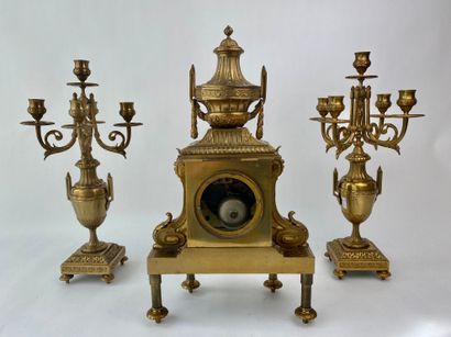 null Garniture de cheminée de style Louis XVI, début XXe, métal doré, trace de signature...
