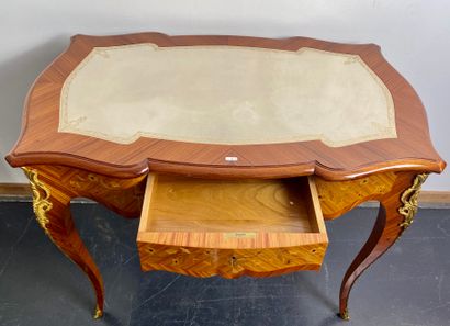 null Louis XV style lady's desk opening by a drawer in the belt, 20th century, veneered...