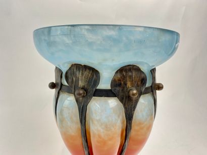SCHNEIDER CHARLES (1881-1953) Coupe ovoïde sur pied, début XXe, verre marmoréen orangé...
