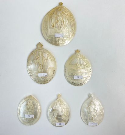 BETHLÉEM A set of six mother-of-pearl shells with religious decorations carved in...