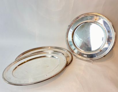 WISKEMANN Paire de plats ovales néoclassiques et un rond en suite, XXe, métal argenté,...