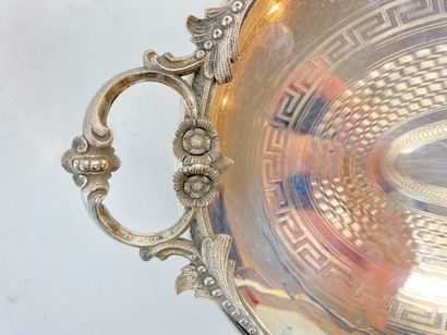 BELGIQUE Coupe ovale ansée quadripode Napoléon III, 1862-1942, argent ciselé (800...