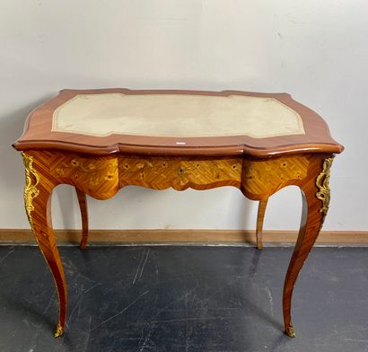 null Louis XV style lady's desk opening by a drawer in the belt, 20th century, veneered...