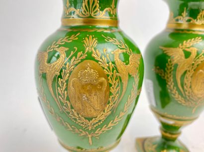 null Paire de petits vases de style Empire à décor vert et or, XXe, porcelaine, marque...
