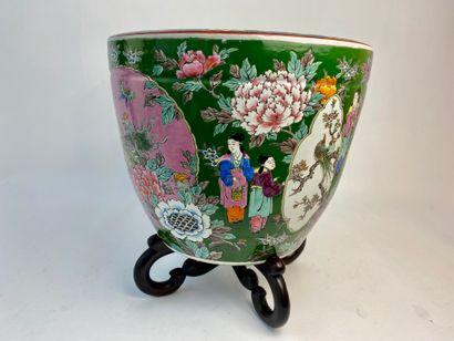 JAPON Cache-pot à riche décor en émaux polychromes (famille rose), ère Meiji / circa...