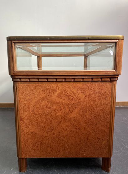 null Table-vitrine de bijoutier à caissons, circa 1980, bois de placage, 78,5x103x61...