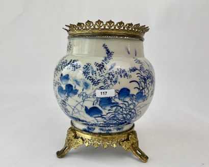 JAPON Vase à décor bleu et blanc, ère Meiji / circa 1900, porcelaine à monture européenne...