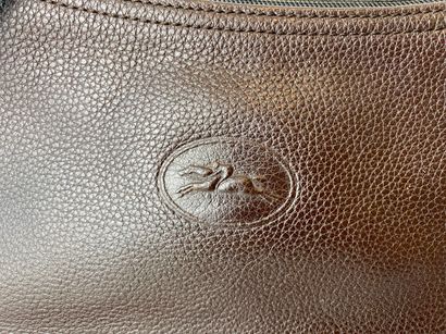 LONGCHAMP - PARIS Shoulder bag in chocolate grained leather, l. 26 cm [wear and ...