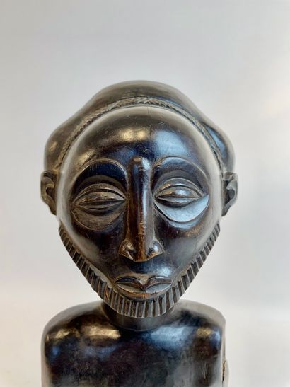 CONGO Figure masculine, XXe, bois dur sculpté à belle patine, h. 39 cm [accidents...