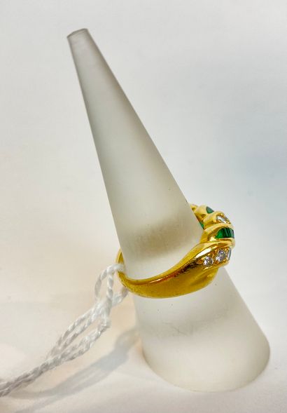 null Yellow gold ring (18 carats) set with twisted diamonds and emeralds, hallmarks,...