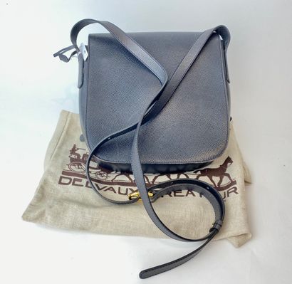 DELVAUX - BRUXELLES Navy grained leather shoulder bag, with cover, l. 21,5 cm [slight...