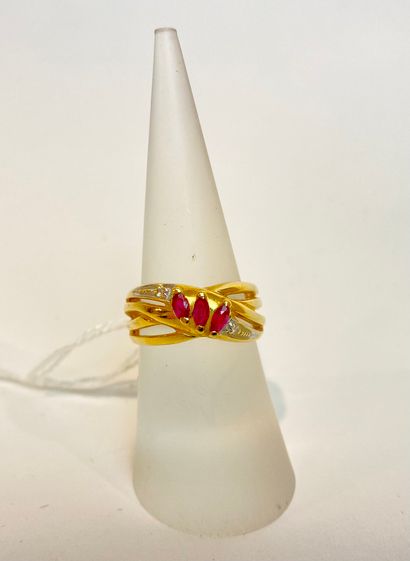 null Yellow gold ring (18 carats) set with three marquise-cut rubies and two diamonds,...