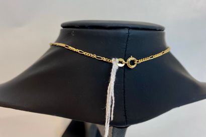 CARTIER Fin collier en or jaune (18 carats) serti d'un diamant, poinçons, l. 40 cm,...