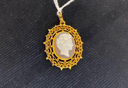 null A Napoleon III period oval pendant in yellow gold (18 carats) set with an antique...