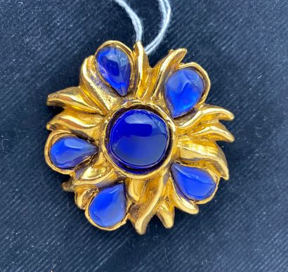 Christian LACROIX Brooch in gilt metal and blue cabochons, d. 6 cm.
