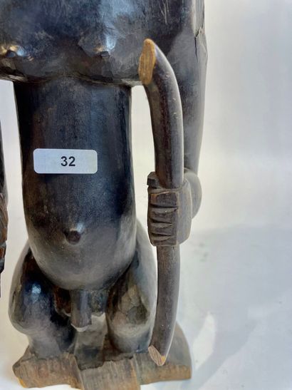CONGO Figure masculine, XXe, bois dur sculpté à belle patine, h. 39 cm [accidents...