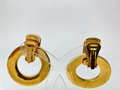CELINE - PARIS Paire de grands clips d'oreille en métal doré sertis de strass et...