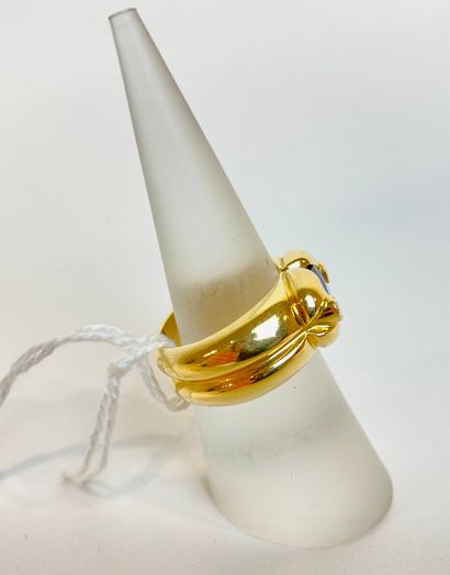 null Bague-double-jonc en or jaune (18 carats) sertie d'un saphir ovale épaulé de...
