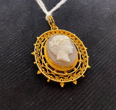 null Pendentif ovale d'époque Napoléon III en or jaune filigrané (18 carats) serti...
