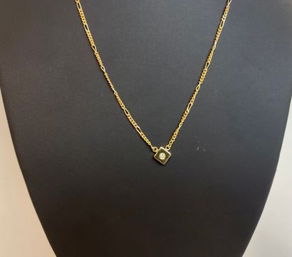 CARTIER Fin collier en or jaune (18 carats) serti d'un diamant, poinçons, l. 40 cm,...