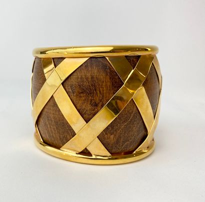CELINE - PARIS Wood and gilt metal bracelet, d. 8 cm.