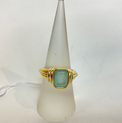 null Ring in two-tone gold (18 carats) set with an emerald-cut aquamarine, t. 54,...