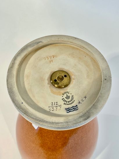 Royal Copenhagen Vase en calice corail et gris à filets or sur fond craquelé, 1952,...