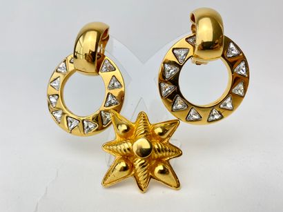 CELINE - PARIS Paire de grands clips d'oreille en métal doré sertis de strass et...