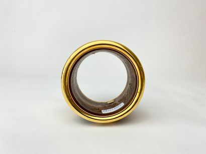 CELINE - PARIS Bracelet-manchette en bois et métal doré, d. 8 cm.