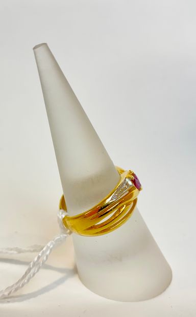 null Bague en or jaune (18 carats) sertie de trois rubis taille marquise épaulés...