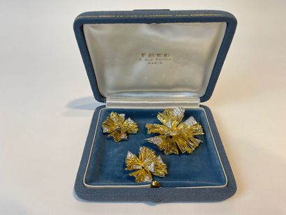 FRED - PARIS Half-set (brooch and pair of ear clips) in yellow gold (18 carats) partially...