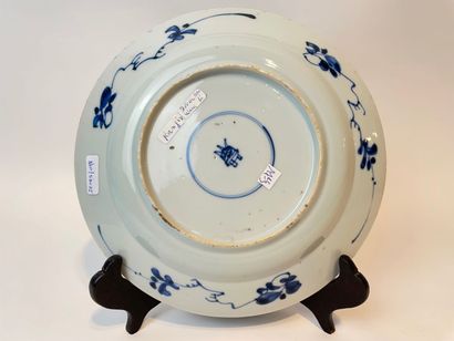 CHINE Plate with blue and white decoration, Qing dynasty - Kangxi period (1662-1722)...