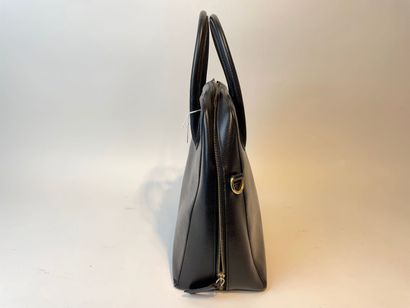 CELINE - PARIS Grand sac à main en cuir grainé noir, l. 32,5 cm [usures d'usage,...