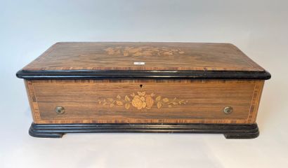 null Large Napoleon III period music box, late 19th century, wood veneer with inlaid...
