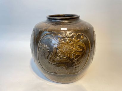 Chine méridionale Spherical jar with stamped and incised naturalistic decoration...