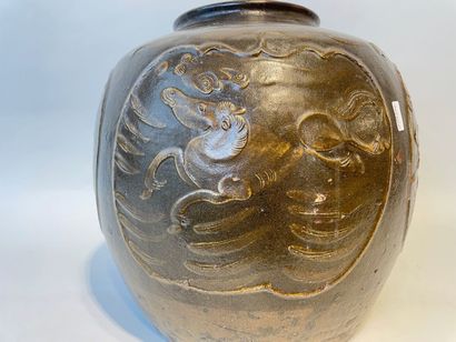 Chine méridionale Spherical jar with stamped and incised naturalistic decoration...