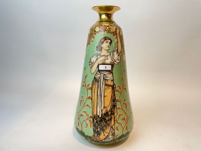 DESCAMPS - BRUXELLES Vase de style Art nouveau à décor polychrome et or de figures...