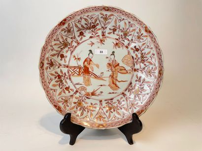 CHINE - COMPAGNIES DES INDES A slightly rimmed plate with iron-red and gold decoration...
