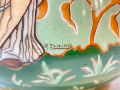 DESCAMPS - BRUXELLES Vase de style Art nouveau à décor polychrome et or de figures...