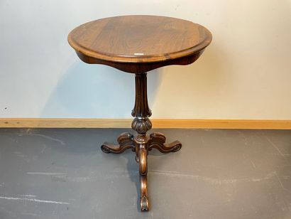 null Small tripod pedestal table, Napoleon III period, late 19th century, carved...