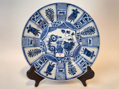 CHINE Plate with blue and white decoration, Qing dynasty - Kangxi period (1662-1722)...