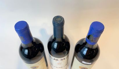 BORDEAUX Lot of three Rothschild bottles (red):

- Barons 1985, two bottles [one...
