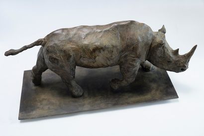 DE LAMINNE Juan 
"Rhinocéros", XXIe, importante épreuve en bronze à patine nuancée,...